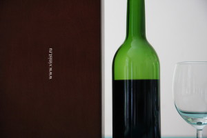        Dans une bouteille verte du vin noir...